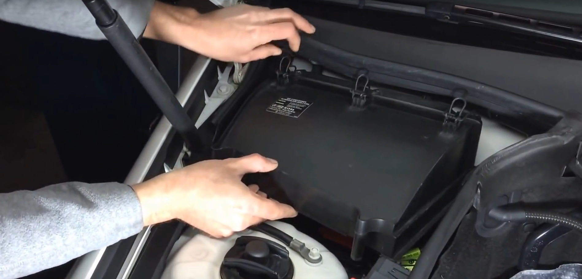 Снятие коробки фильтра воздуха салона Mercedes Benz W203
