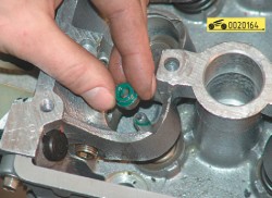 Смажьте внутреннюю поверхность нового маслосъемного колпачка моторным маслом и продвиньте колпачок по стержню клапана до направляющей втулки ГАЗ 31105 Волга