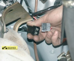 Отсоедините штекерную колодку датчика фазы от жгута проводов ГАЗ 31105 Волга