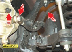 Осмотрите шланг привода передних тормозов, соединение шланга с колесным цилиндром, штуцер для выпуска воздуха ГАЗ 31105 Волга