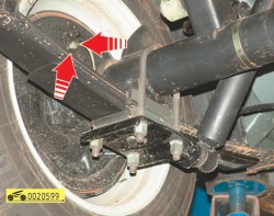 Осмотрите соединение трубопровода с колесным цилиндром и штуцер для выпуска воздуха ГАЗ 31105 Волга