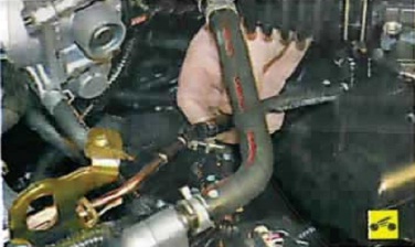 Отсоединение шланга подачи топлива Nissan Almera Classic