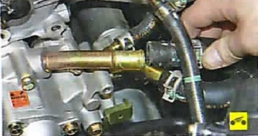 Отсоединение шлангов системы охлаждения двигателя от патрубков Nissan Almera Classic