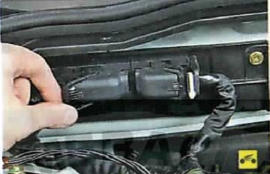 Фиксаторы колодок жгута проводов контроллера системы управления двигателем Nissan Almera Classic
