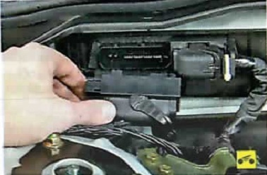 Отсоединение колодок от выводов контроллера Nissan Almera Classic