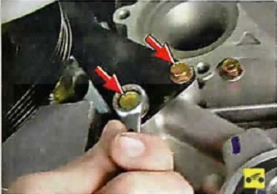 Болты крепления регулировочного кронштейна насоса гидроусилителя рулевого управления Nissan Almera Classic