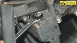 Выверните болт крепления кронштейна двигателя к подушке ГАЗ 31105 Волга