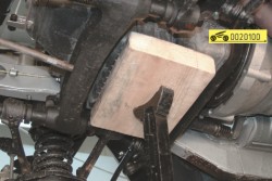 Домкратом приподнимите левую сторону двигателя ГАЗ 31105 Волга