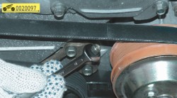 Отворачивая регулировочный болт, ослабьте натяжение ремня ГАЗ 31105 Волга