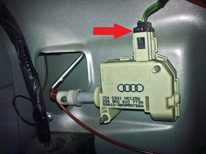 Разъем привода лючка бензобака Audi A4 II (B6)