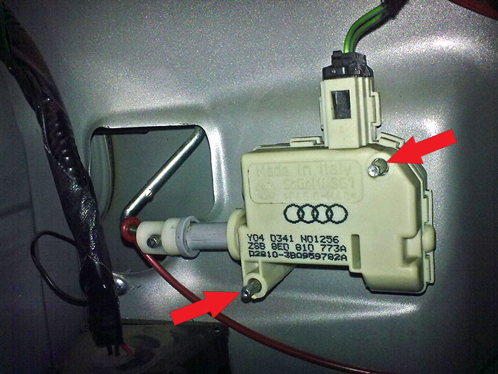 Крепления привода лючка бензобака Audi A4 II (B6)