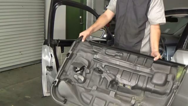 Снятая обшивка передней двери Audi A4 ІІ