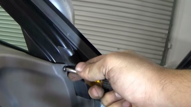 Снятие обшивки передней двери Audi A4 ІІ