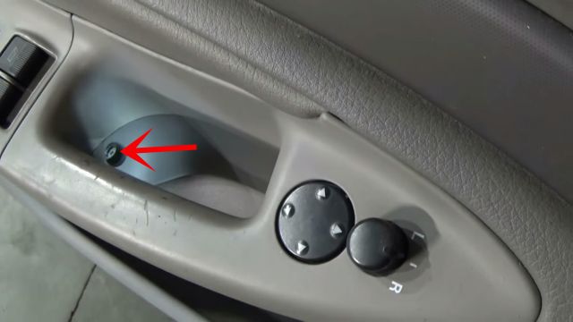 Снятие креплений в нише дверной ручки обшивки передней двери Audi A4 ІІ