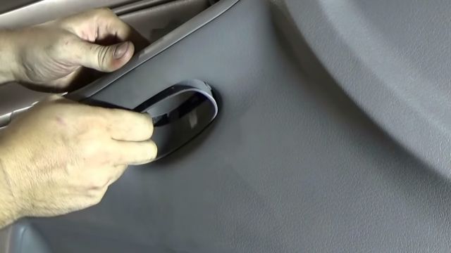 Снятие накладки ниши обшивки передней двери (вид 1) Audi A4 ІІ