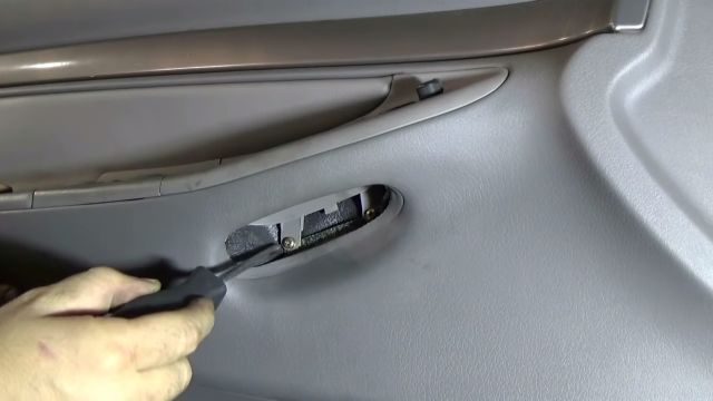 Откручивание шурупов ниши обшивки передней двери Audi A4 ІІ