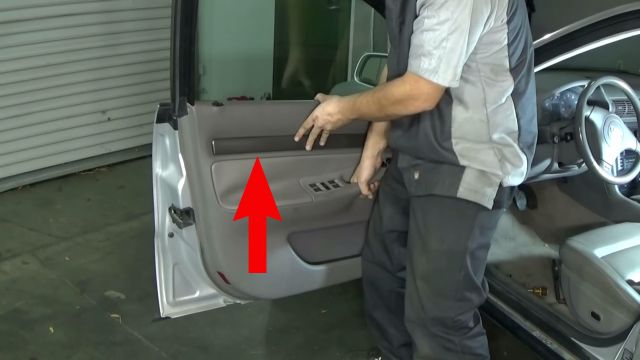 Снятие панели передней двери Audi A4 ІІ