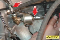 При необходимости замены датчика ослабьте винты крепления наконечника провода к датчику и отсоедините провод ГАЗ 31105 Волга