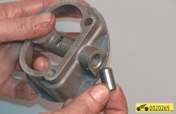 Извлеките плунжер редукционного клапана ГАЗ 31105 Волга