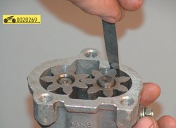 Измерьте плоским щупом зазор между наружными диаметрами шестерен и корпусом: должен быть 0,120–0,215 мм ГАЗ 31105 Волга