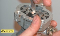 Измерьте плоским щупом зазор между зубьями шестерен: должен быть 0,15 мм ГАЗ 31105 Волга