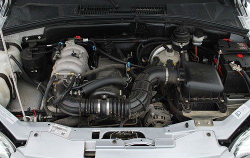 Двигатель со снятым декоративным кожухом Chevrolet Niva