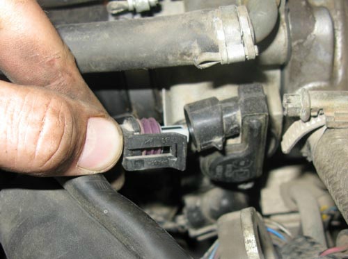 Отсоединение колодки жгута проводов от датчика положения дроссельной заслонки Chevrolet Niva