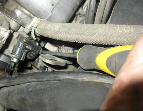Отворачивание нижнего винта крепления датчика положения дроссельной заслонки Chevrolet Niva