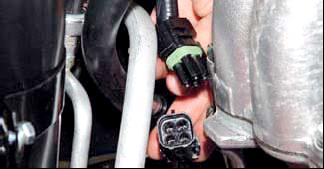 Отсоединение колодки жгута проводов управляющего датчика концентрации кислорода от моторного жгута Chevrolet Niva
