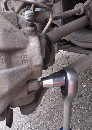 Откручивание болта крепления суппорта тормозного механизма Audi A4 II (B6)