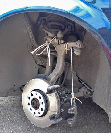 Подвешивание открученного суппорта тормозного механизма Audi A4 II (B6)