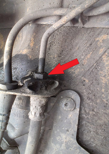 Накидная гайка в месте крпеления шланга и тормозной трубки Audi A4 II (B6)