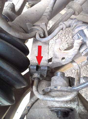 Накидная гайка в месте крпеления шланга и суппорта Audi A4 II (B6)