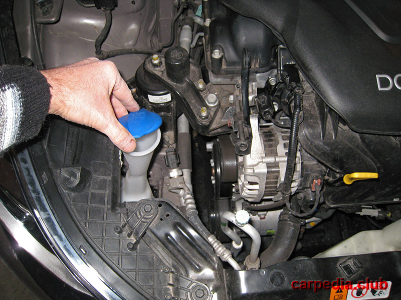 Открыть крышку бачка омывателя на автомобиле Hyundai Elantra J5 MD