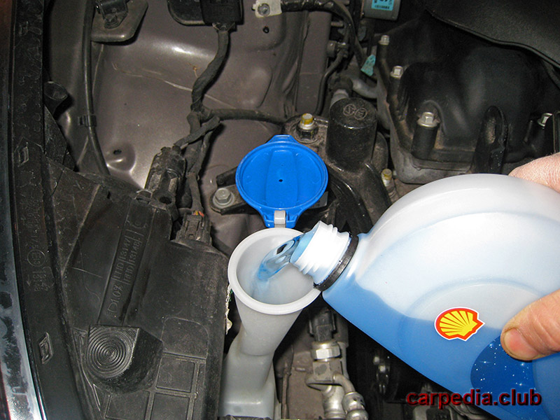 Залить жидкость в бачок омывателя на автомобиле Hyundai Elantra J5 MD