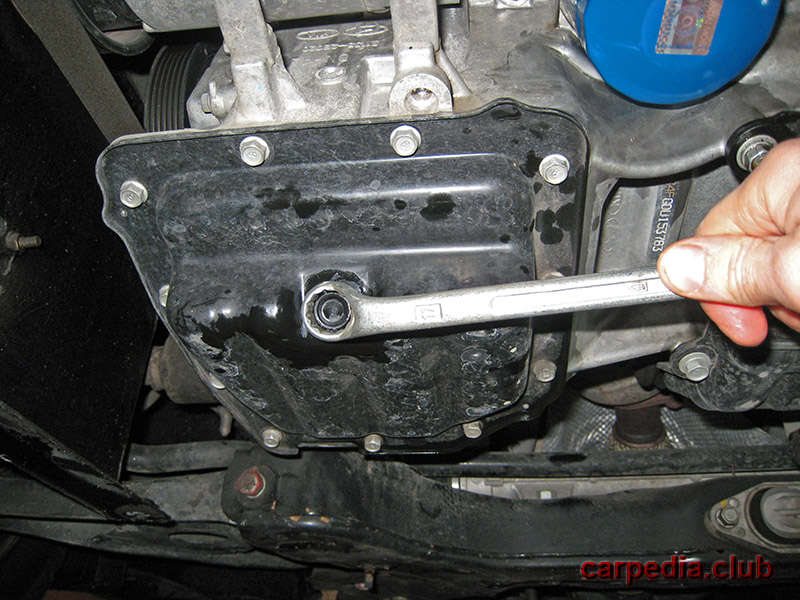 Закрутить пробку поддона картера двигателя на автомобиле Hyundai Elantra J5 MD