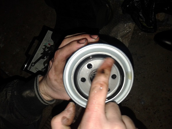 Смазать уплотнительное кольцо масляного фильтра на автомобиле Hyundai Elantra J5 MD