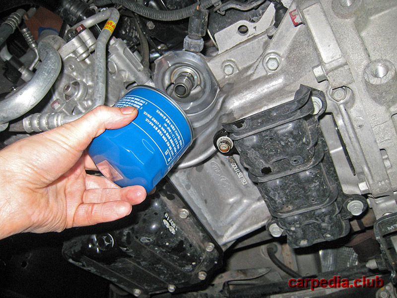 Закрутить масляный фильтр на автомобиле Hyundai Elantra J5 MD