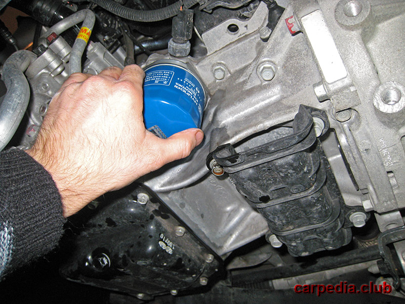Закрутить масляный фильтр на автомобиле Hyundai Elantra J5 MD