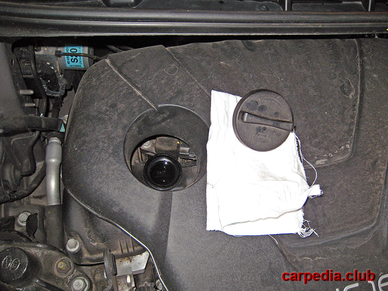 Пробка маслозаливной горловины на автомобиле Hyundai Elantra J5 MD