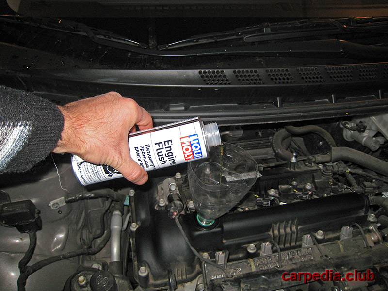 Залить жидкость для очистки двигателя на автомобиле Hyundai Elantra J5 MD