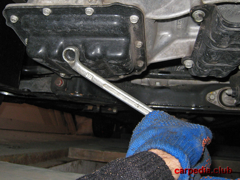 Открутить пробку сливного отверстия масла двигателя на автомобиле Hyundai Elantra J5 MD