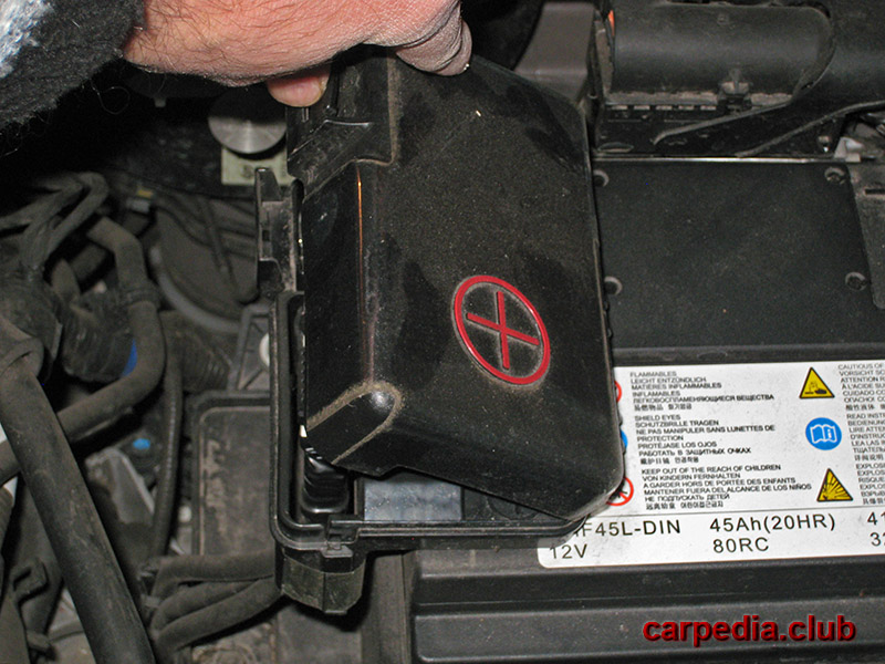 Открывание крышки плавкого предохранителя и плюсовой клеммы аккумуляторной батареи Hyundai Elantra J5 MD