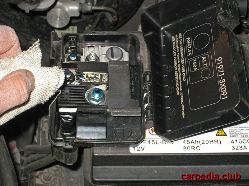 Удаление пыли с главного плавкого предохранителя Hyundai Elantra J5 MD
