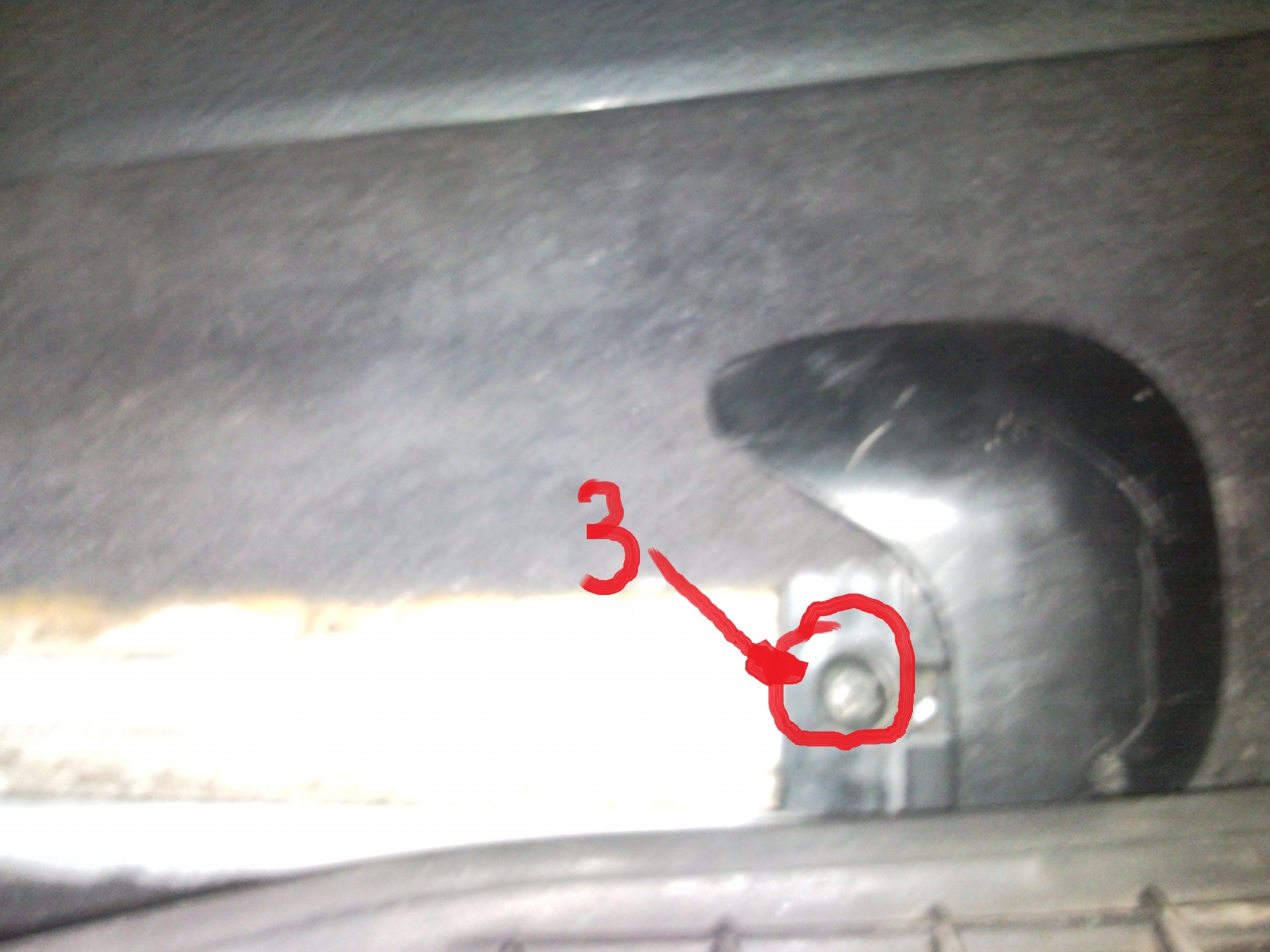 Снятие болта крепления переднего сиденья сзади со стороны двери Audi A4 2