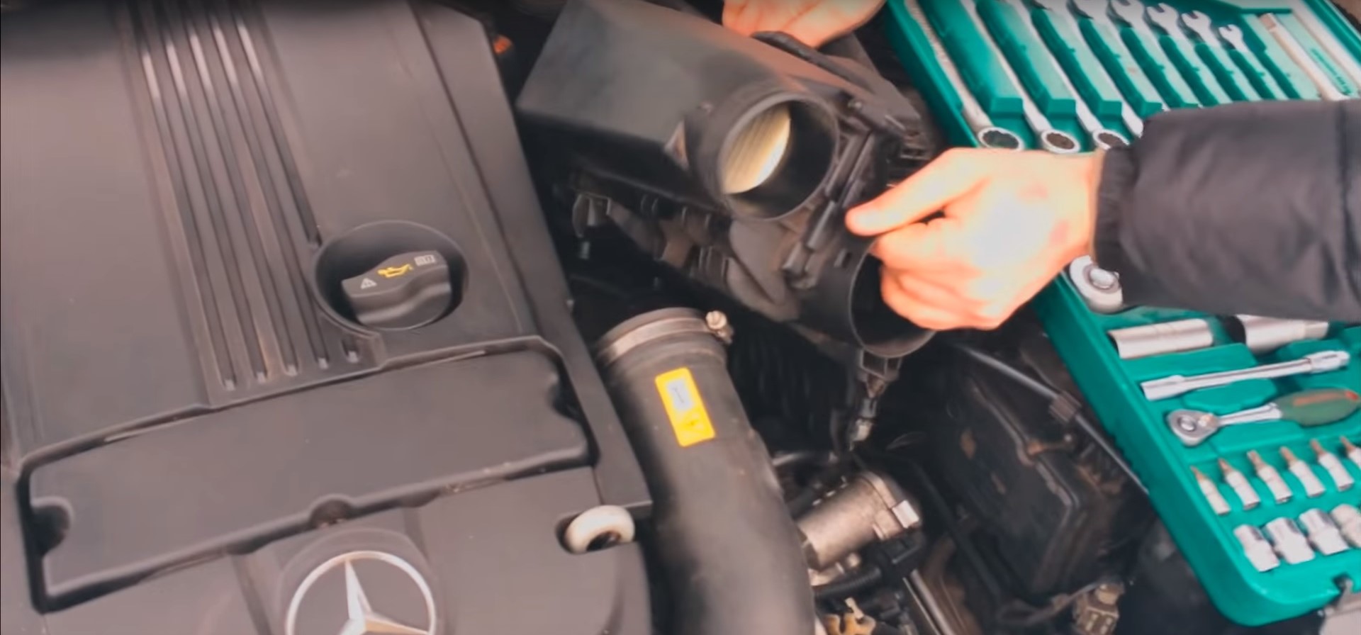 Воздушный фильтр двигателя Mercedes-Benz W203