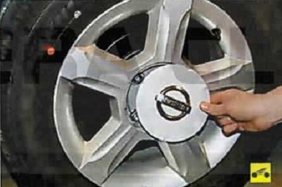 Снятие колпака колеса Nissan Almera Classic