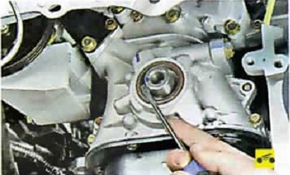 Извлечение сальника из крышки цепи привода распределительных валов Nissan Almera Classic