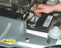 Снятие минусовой клеммы с аккумулятора ГАЗ 31105 Волга