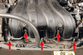 Расположение болтов переднего крепления коллектораВыкручиваем болты переднего крепления впускного коллектора Nissan Qashqai